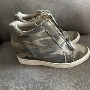 Maurices Camo Ginger Front Zip Wedge Sneakers Shoes Size 9